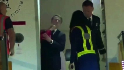 Brigitte Macron a bel et bien agrippé le visage d’Emmanuel Macron.