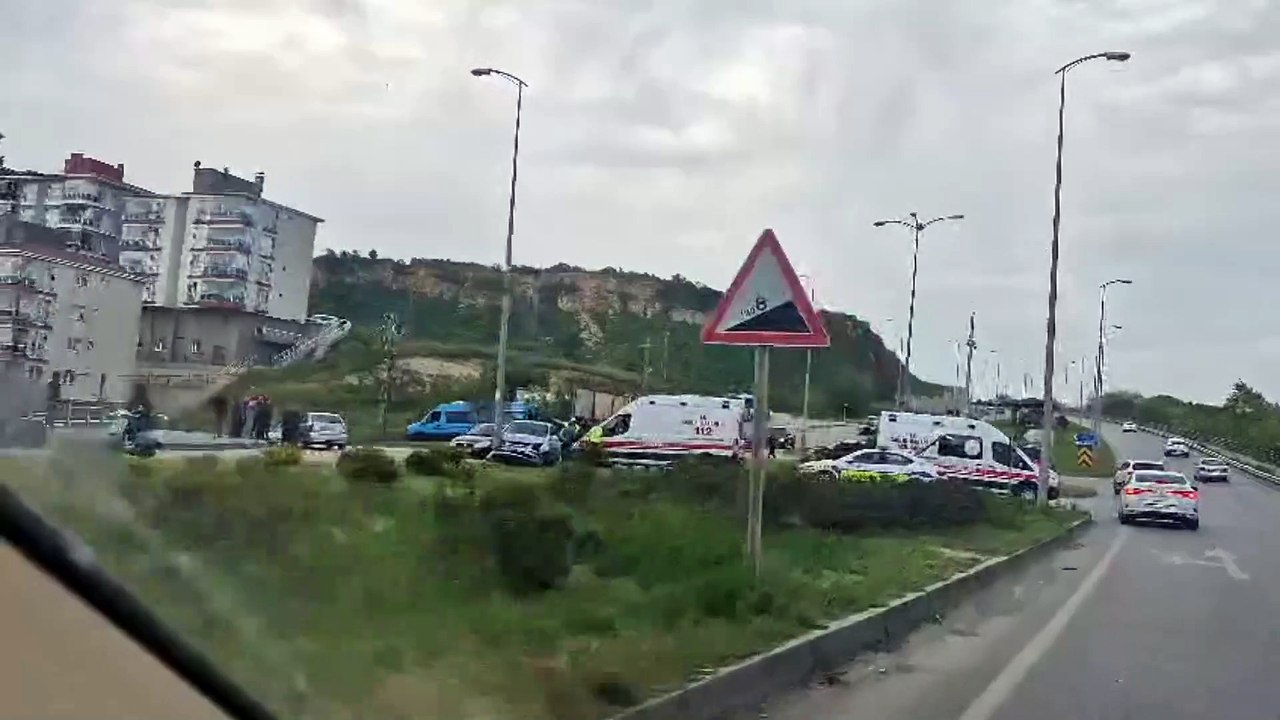 Sinop'ta trafik kazası! İki otomobil çarpıştı