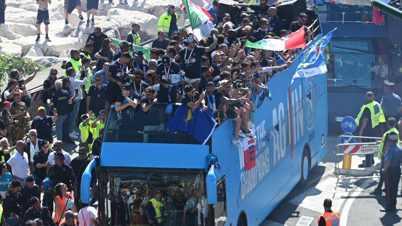 Zu Wasser und auf dem Land: Neapel feiert seine Meister