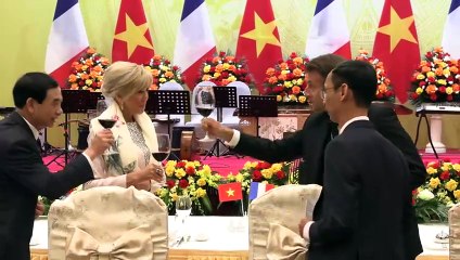 Macron desmente briga com esposa no desembarque no Vietnã