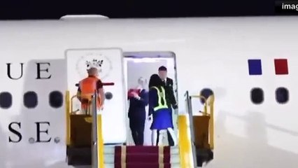 Primeira-dama da França empurra rosto de Macron