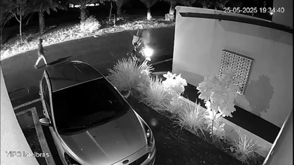 Vídeo mostra momento em que ladrão rende trabalhador e rouba motociclista