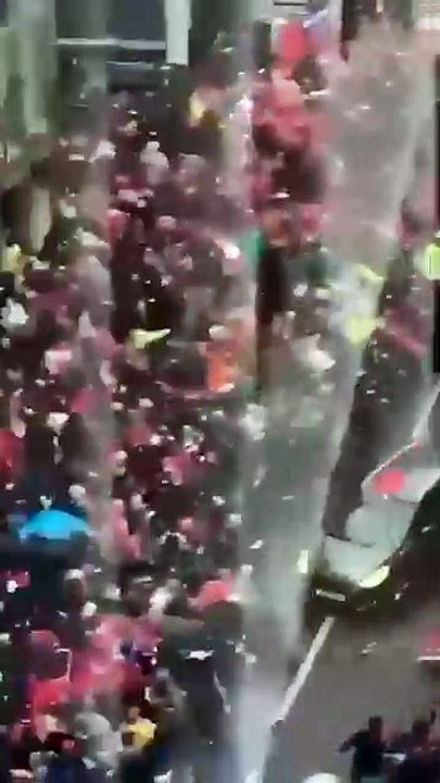 Liverpool : La vidéo terrible d'une voiture qui fonce volontairement dans la foule ce soir et heurte plusieurs piétons lors de la parade du Liverpool FC qui célébrait sa victoire en Premier League