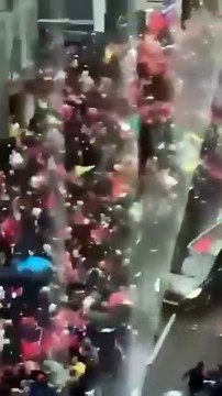 Liverpool'da bir araç kalabalığın arasına daldı