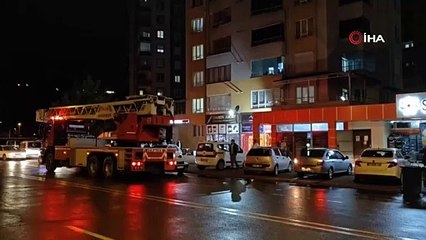 Kayseri’de apartmanın çatısına yıldırım düştü, park halindeki araçlar zarar gördü