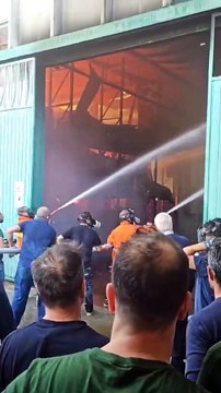 Paura a Rocca di Capri Leone, incendio nella zona industriale: enorme colonna di fumo