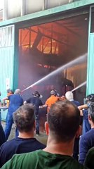 Paura a Rocca di Capri Leone, incendio nella zona industriale: enorme colonna di fumo