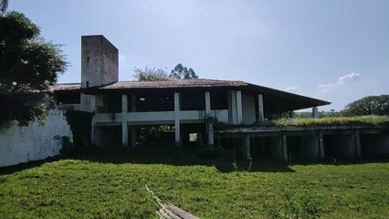 VOZES AO LONGE PODIAM NOS AMEAÇAR NO FAMOSO HOTEL DE VIDRO