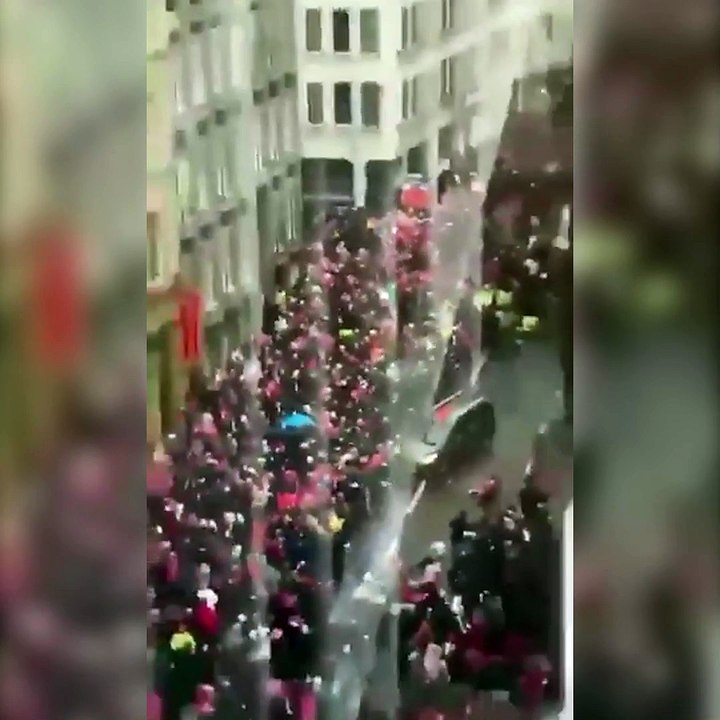 Şampiyonluk kutlayan Liverpool taraftarlarının arasına otomobil daldı!