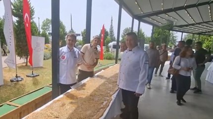 12 metre uzunluğunda ballı, cevizli, tahinli pide