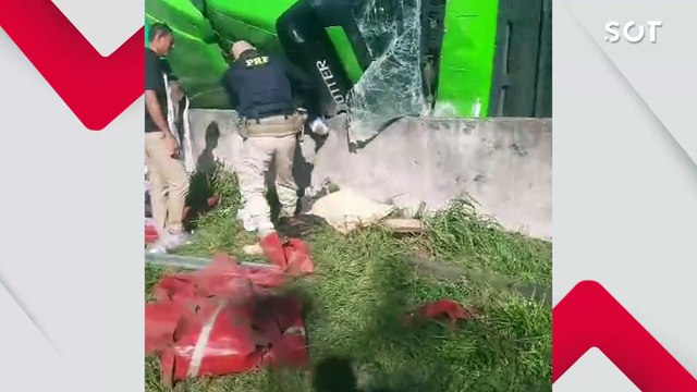 Caminhoneiro tomba carreta carregada de bebidas e é preso por embriaguez na BR-116 no Paraná