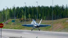 Video: Finnland sperrt Autobahn, um Luftwaffenbasis in Übung mit modernsten Kampfjets zu simulieren