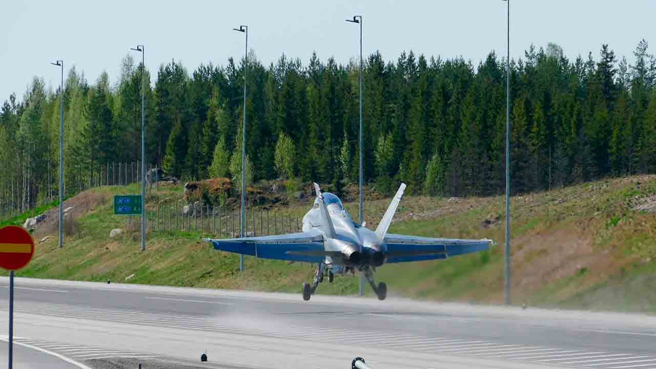 動画：フィンランド、最新鋭戦闘機との演習で空軍基地を模擬するため高速道路を閉鎖