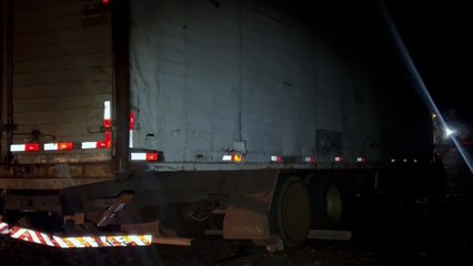 Caminhão derruba poste e bate em veículos estacionados na Avenida Renato Festugato