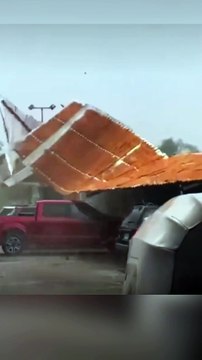 VIDEO I Viento arranca techo de centro comercial en Sabinas Hidalgo