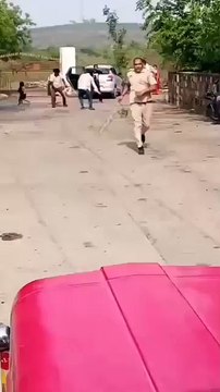 शादी रचा रहे प्रेमी युगल को ढूंढते पहुंची पुलिस पर पथराव, उल्टे पैर भागे जवान