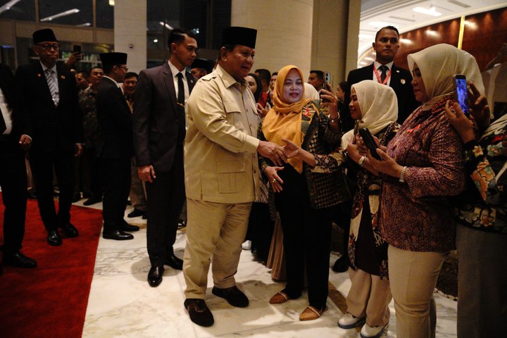 35 Tahun di Perantauan, WNI Asal Lampung Menangis Haru Bertemu Prabowo