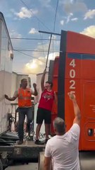 Tráiler se mete a calle sin salida y causa caos en Apodaca