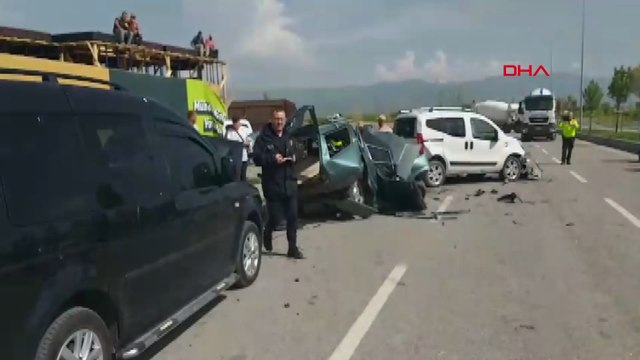 Erzurum'da beton mikseri park halindeki araçlara çarptı