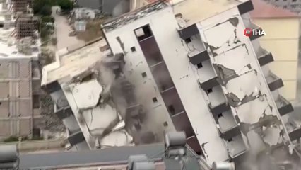 7 katlı bina iş makinesinin darbesiyle yerle bir oldu! O anlar kamerada