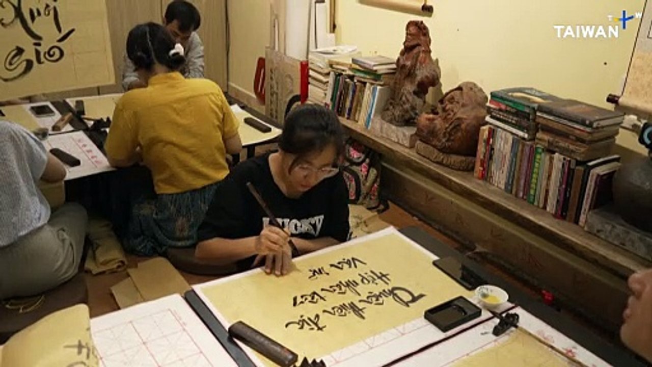 Vietnamese Calligraphy Students Learn About Their French Colonial History