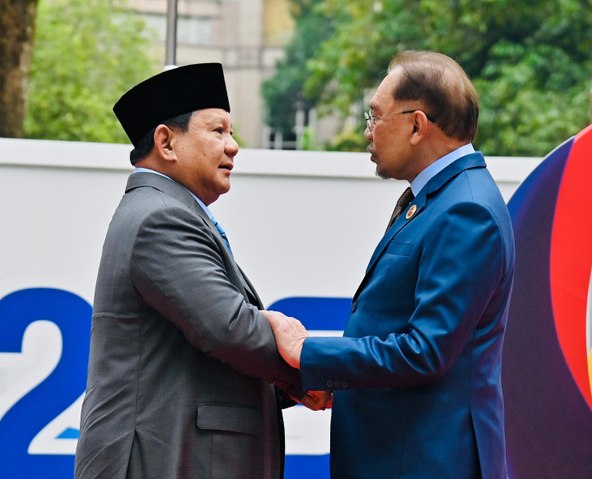 Dua Sahabat di Halaman KLCC Momen Hangat Anwar Ibrahim dan Prabowo di KTT ASEAN