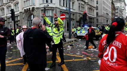 El momento en el que un coche embiste a la multitud que celebraba la victoria del Liverpool