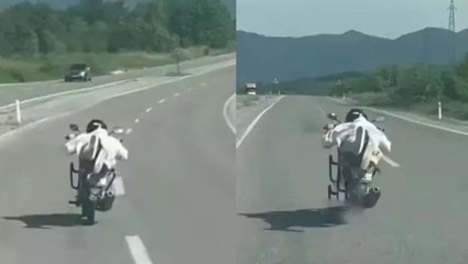 Yüzüstü uzanarak motosiklet kullanan sürücüye 45 bin lira ceza