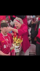 El emotivo gesto de Andy Robertson al ganar la Premier con una hincha de 94 años emociona a todo Liverpool