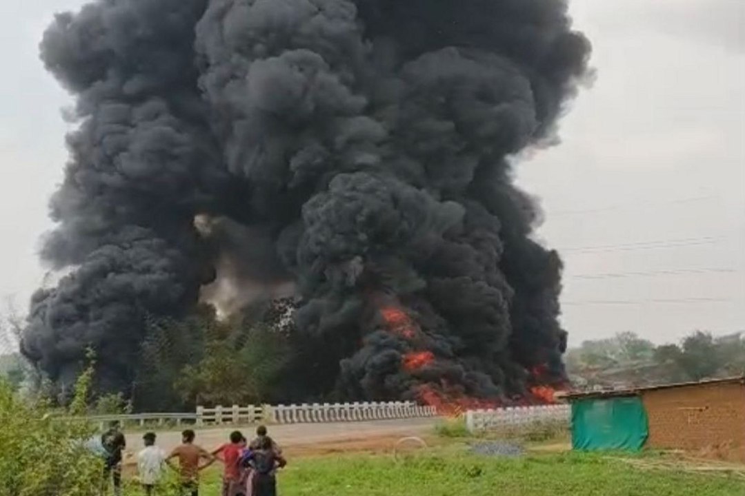 Fire in Tanker: Video: एनएच पर डीजल लोड टैंकर प...