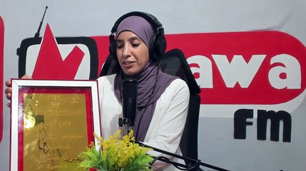 والدة التلميذة مرام فلفول بالمدرسة الاعدادية أبو القاسم الشابي تكرمها لتفوقها في الثلاثي الثاني