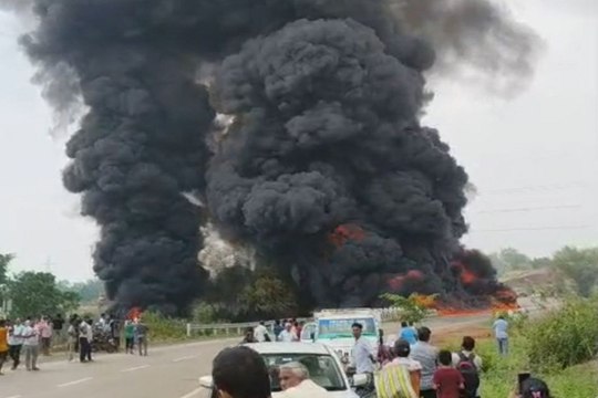 Fire in Tanker: एनएच पर डीजल लोड टैंकर पलटने से लगी भीषण आग, ड्राइवर-क्लीनर ने कूदकर बचाई जान