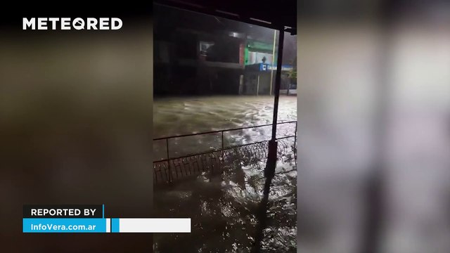 Nearly 300 mm of rain fell in just a few hours in Vera (Santa Fe), Argentina! The torrential downpours caused severe flooding.