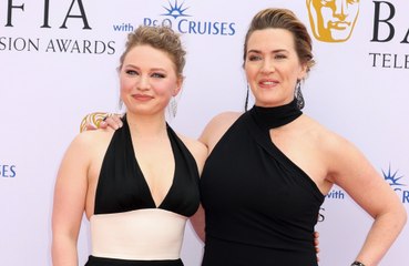 Filha de Kate Winslet, Mia Threapleton rebate fama de 'nepo baby': 'Um equívoco sobre mim'