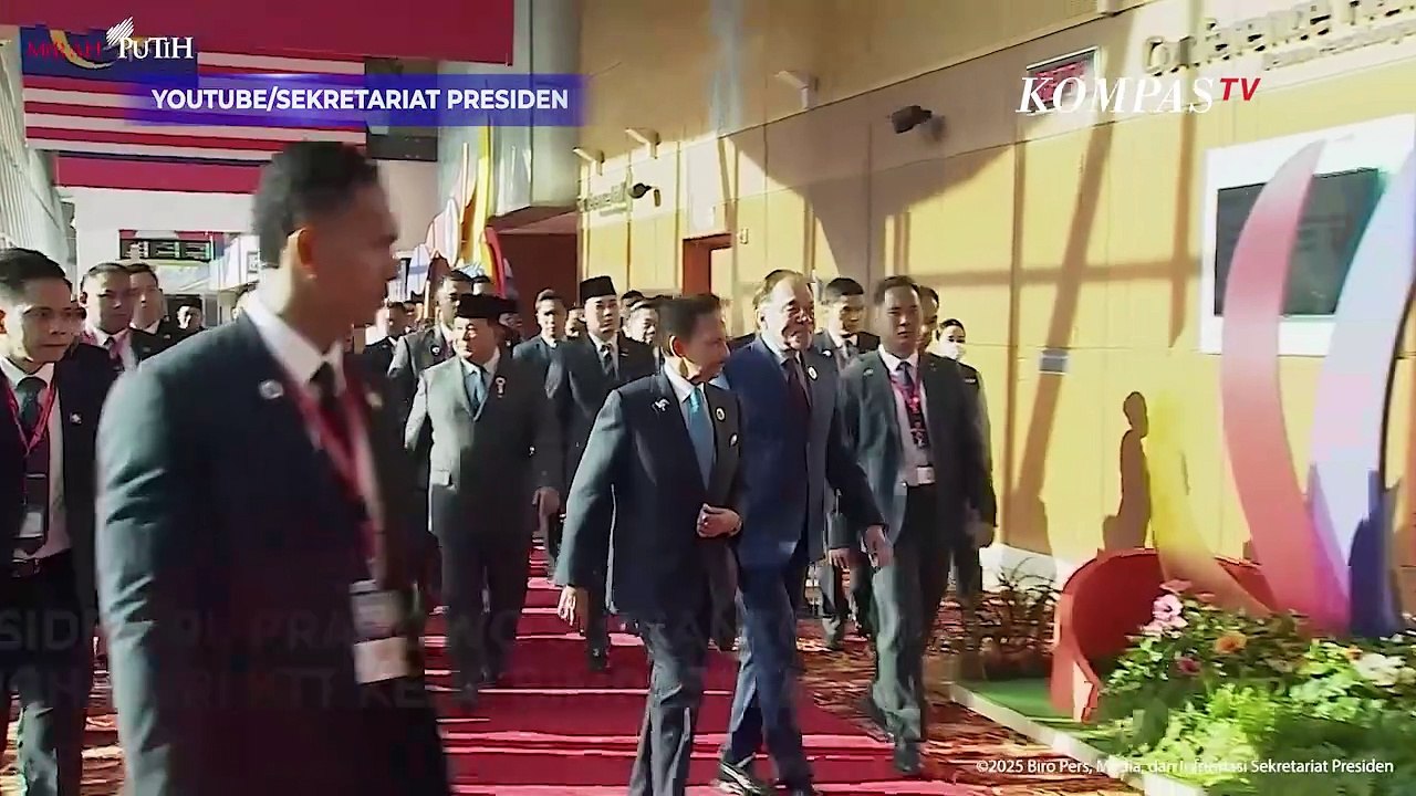 Momen Presiden Prabowo Bantu Sultan Brunei Turun Tangga di KTT ke-16 BIMP-EAGA, Kuala Lumpur