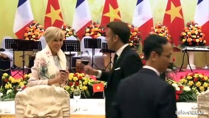 Macron e Brigitte ritrovano il sorriso dopo il presunto schiaffo