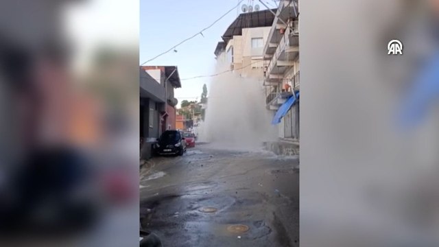 İzmir'de su borusu patladı, çok sayıda araç, ev ve iş yeri zarar gördü