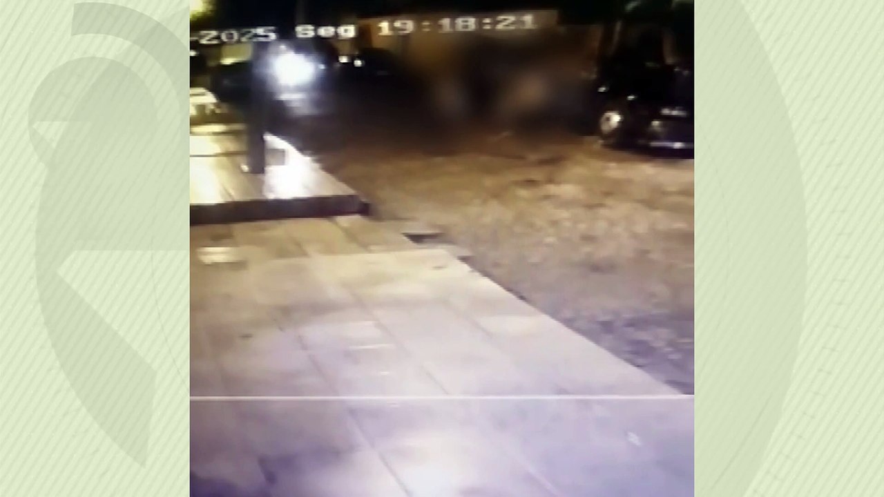 Suspeitos são agredidos após assaltarem mulher em ponto de ônibus