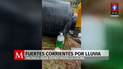Escurrimiento de lluvia arrasa con vivienda y derriba barda trasera en Pachuca