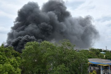 तंडियारपेट के प्लास्टिक कार्ड कारखाने में भीषण आग, मीलों दूर तक दिखा धुएं का ​गुबार