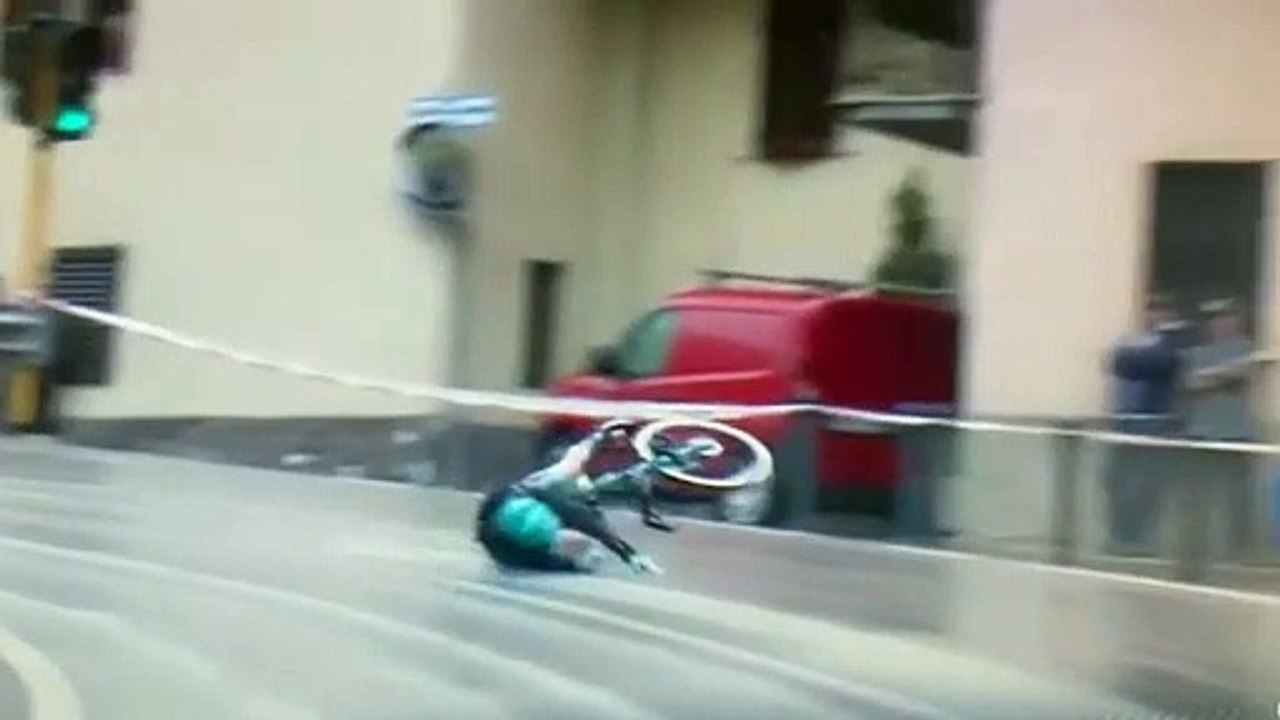 Giro d'Italia, a Valsorda brutta caduta per Alessio Martinelli: le immagini