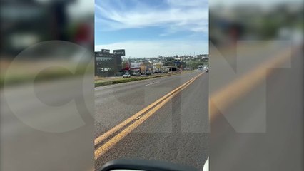 Impressionante: Vídeo mostra caminhão arrastando carro na BR-277, em Cascavel