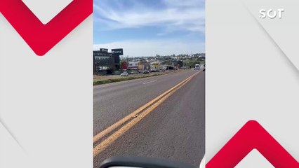 Cena de filme: Carro é arrastado por caminhão na BR-277 em Cascavel