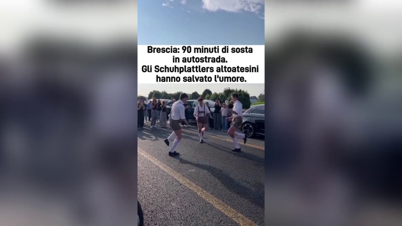 L’autostrada è bloccata, gli Schuhplattler dell’Alto Adige ballano per gli automobilisti in coda nel traffico