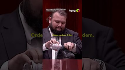 Deputado australiano bebe cerveja dentro de sapato após fazer discurso no Parlamento #shorts