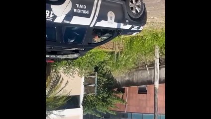 Assista ao momento em que blogueiro sai da audiência de custódia e é levado pra delegacia