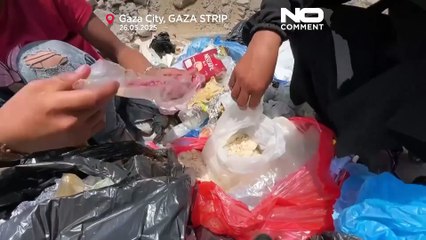 Savaşın harap ettiği Gazze'de bir anne, çocuklarını beslemek için çöpten yiyecek topluyor