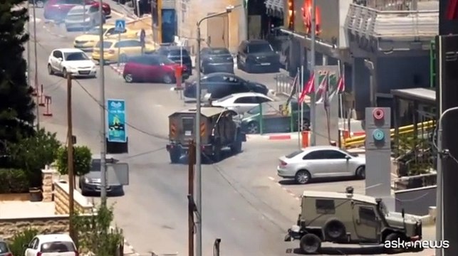Cisgiordania, forze israeliane fanno irruzione nei negozi di cambio