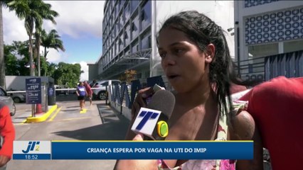 Criança espera por vaga na UTI do IMIP