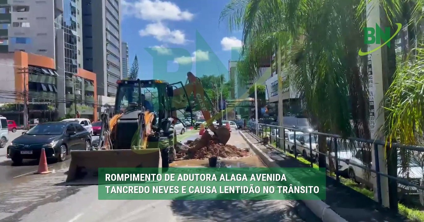 VÍDEO: Rompimento de adutora alaga Avenida Tancredo Neves e causa lentidão no trânsito